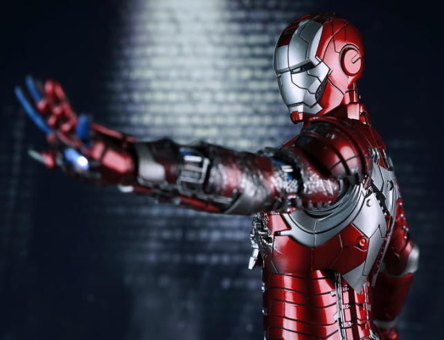 为何钢铁侠手办那么贵?放大看清楚细节后,网友