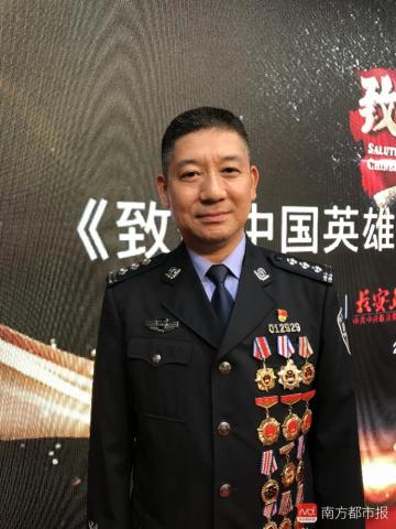 致敬英雄:排爆警察张保国出任务严重烧伤,双手缝300多针