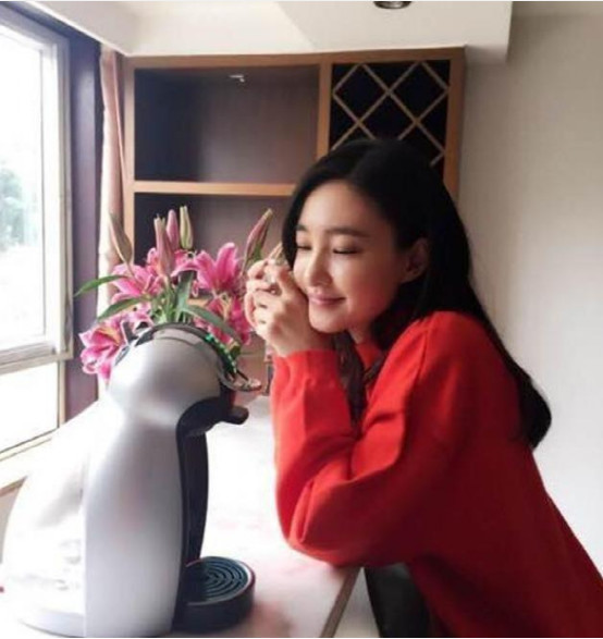 带你看看王丽坤住的豪宅,家里装了酒柜,却也只用来摆设