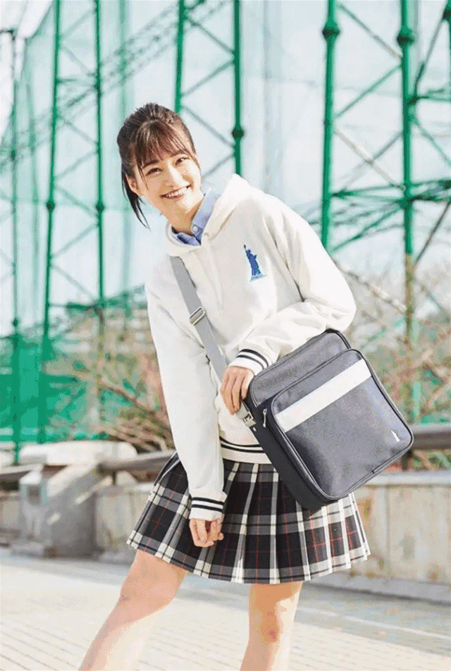 说起对校服的回忆, 只有四个字能形容: 一言难尽 在理想中,校服是