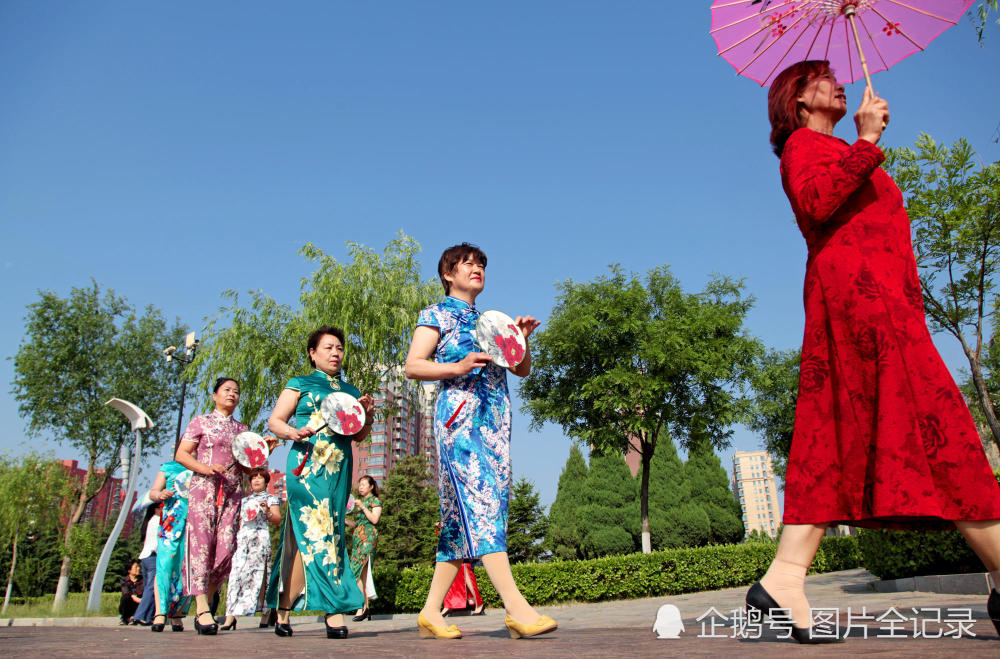 山西一群旗袍爱好者,穿五彩服装公园走秀,尽显