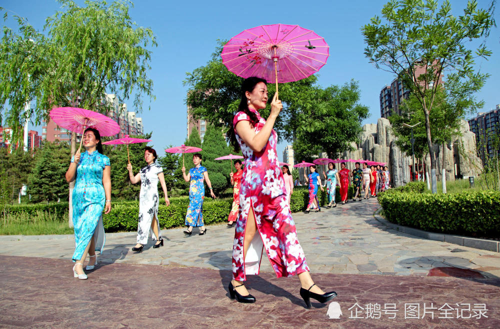 山西一群旗袍爱好者,穿五彩服装公园走秀,尽显