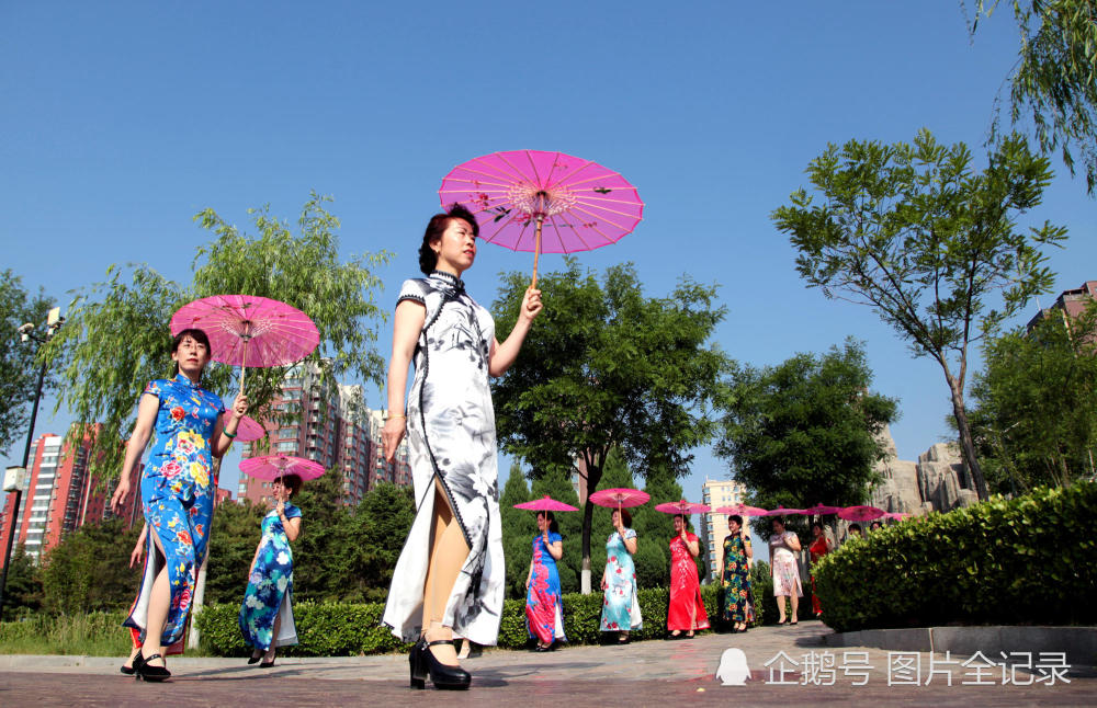 山西一群旗袍爱好者,穿五彩服装公园走秀,尽显