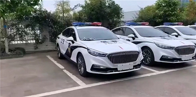 16万红旗h5警用车,配"警示灯",车盖上"警察"2字显庄严