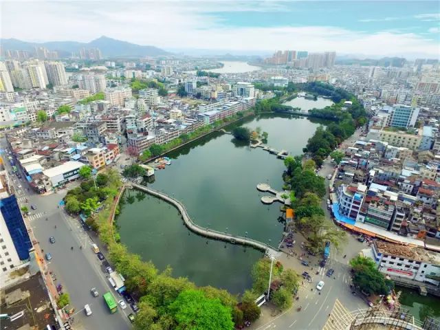 現在的鱷湖飛鸞橋△2011年10月,河源新市區,興源路(東)△2018年9月