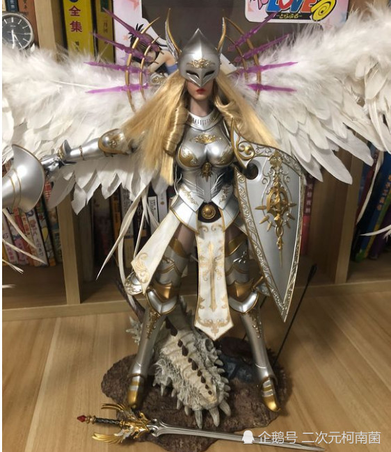 小伙晒米迦勒天使手办 翅膀全开将近一米长 胯下坐骑抢镜不断