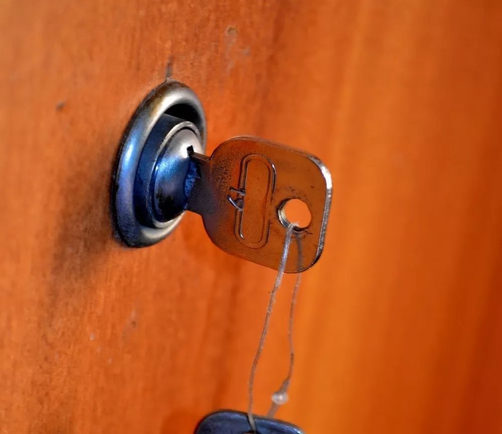 晚上睡觉前一定要在门里面插把钥匙看完你就懂了