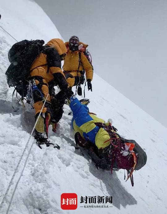 珠峰8000米大 堵车 登山者目睹队员从自己脚下滑坠