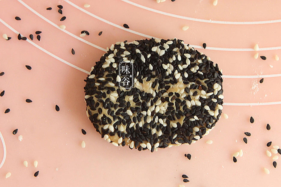 8,烤盘铺上油纸,把所有芝麻饼均匀的放在上面,上下火180°烤25分钟