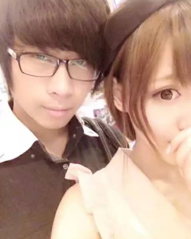 原来卢本伟还有那么帅的时候,若风露宿地铁,照片传出引起争议