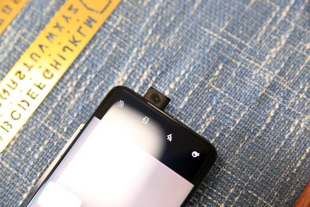因为加入了升降式摄像头,所以oneplus   pro有着更出色的全面屏体验