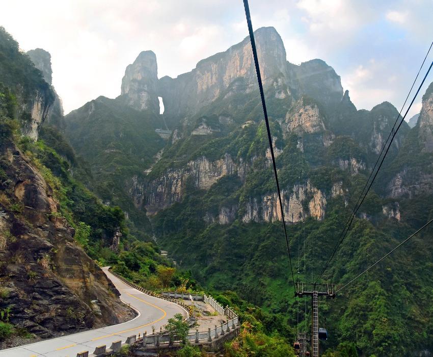 【五律】《乘坐天门山索道》庄灿煌