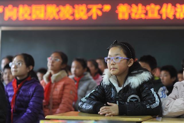 青岛一小学的小学生在法制进校园课堂上接受"向校园欺凌说不"法制教育