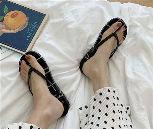 去海边玩穿拖鞋不"过瘾"?试试超酷"人字拖",脚尖上的时尚