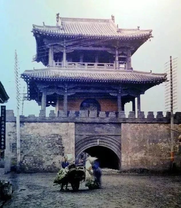 来描写沈阳钟鼓楼报更: 钟打谯楼第几更, 八关接续听锣鸣, 狺狺中有谁