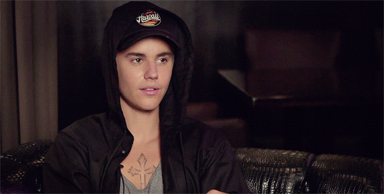 险摔倒依然保持微笑,背双肩包男孩气十足|贾斯汀·比伯|双肩包|海莉