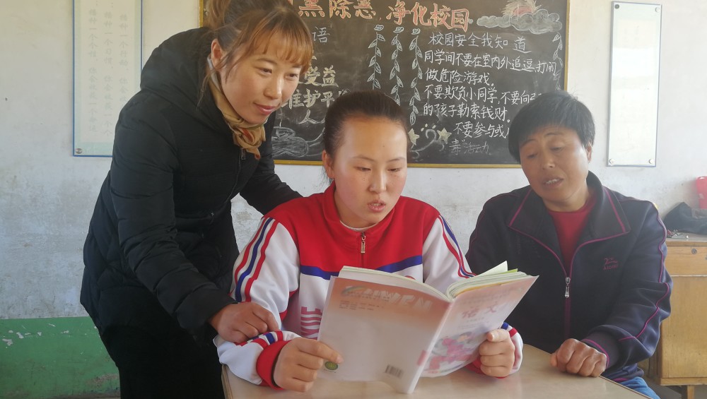 母亲是同桌陪读听障女儿5年