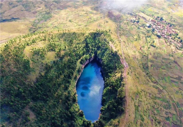 火山湖里的鱼是怎么来的 难道水能自己诞生鱼 长出来的鱼能吃吗