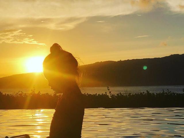 照片中的陈冠希穿着一身豹纹沙滩衣,沙滩裤,把alaia给埋在了沙堆里