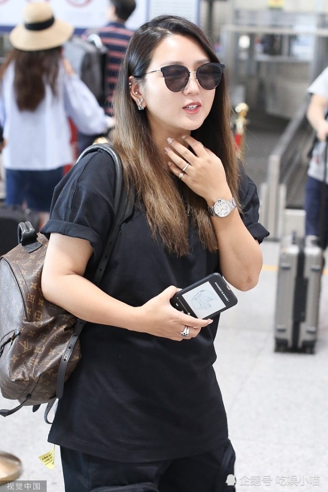 何洁p图风波后首现身 大方展示真实身材 却意外撞脸李湘