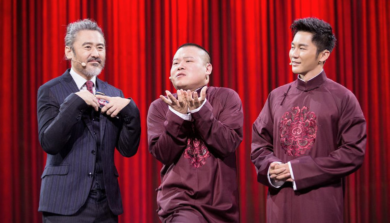 有一种搞笑叫岳云鹏过安检,掏出兜里东西后一脸无辜:张云雷给的