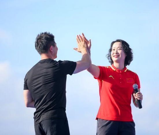 跳水奥运冠军许艳梅年仅20岁退役,如今嫁公务员婚姻幸福_腾讯新闻