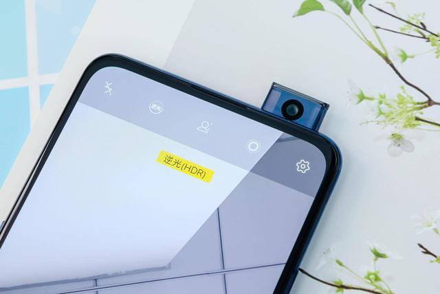 破解"异形屏"的诀窍 升降式摄像头在vivo手中花式秀实力