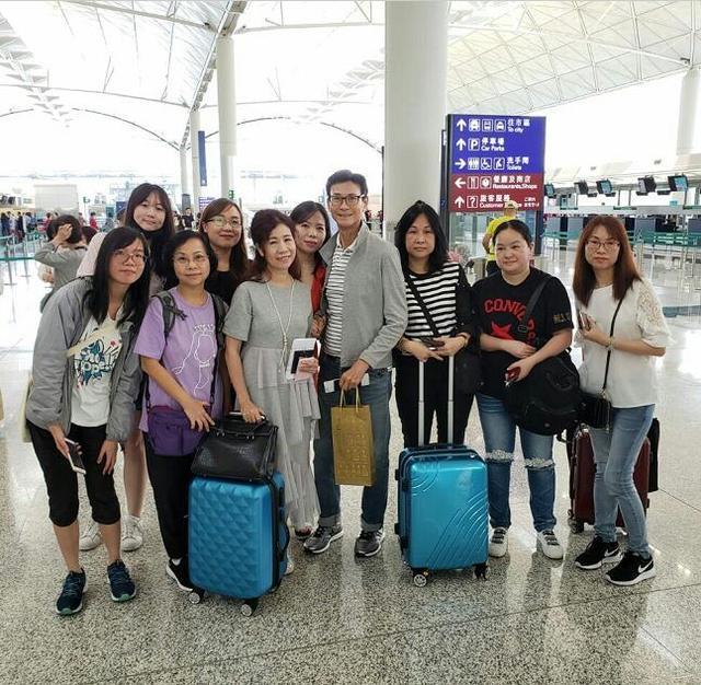 72岁郑少秋现身机场,穿牛仔裤活力满满,与粉丝合影眉开眼笑!