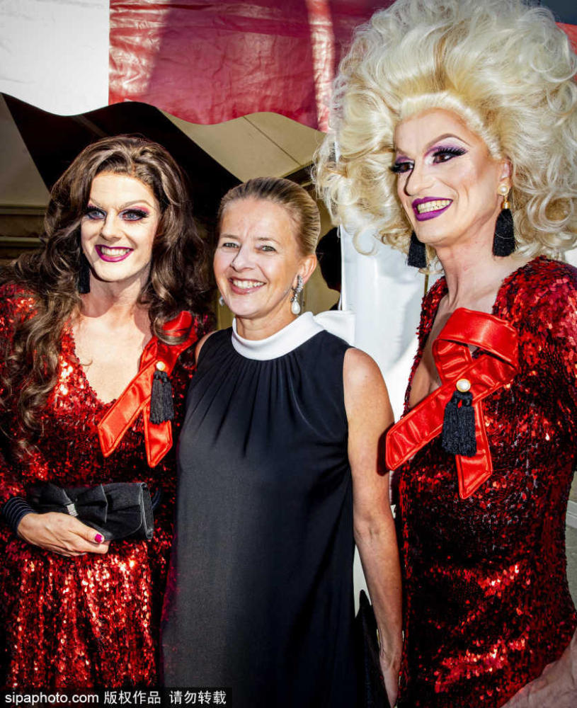 又一位王室大学霸!荷兰玛贝尔王妃做慈善亲自当服务生