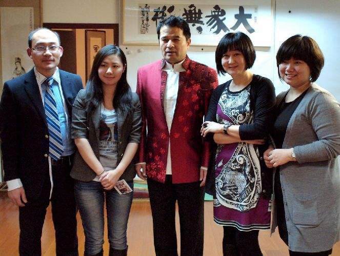 毕福剑被曝退休后生活很低调,与人合影谦虚让出c位