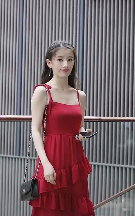 抖音"俏皮多肉女郎"火了,一袭红裙超惹火,网友:心跳加速