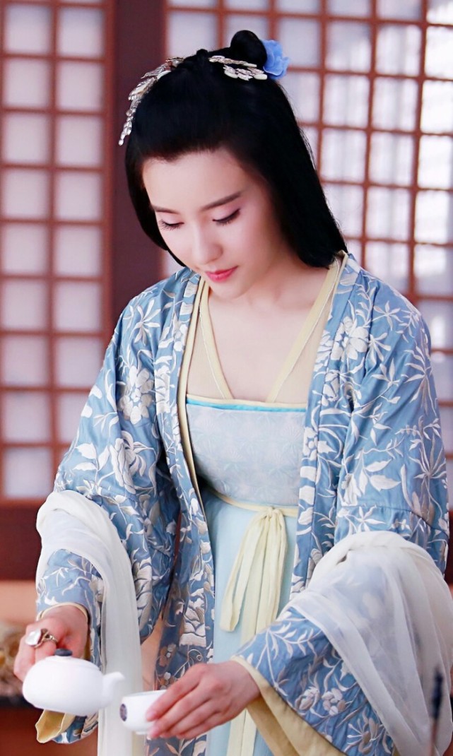 谁还记得《花千骨》轻水?曾是北电最美女生,便装比赵丽颖还清纯