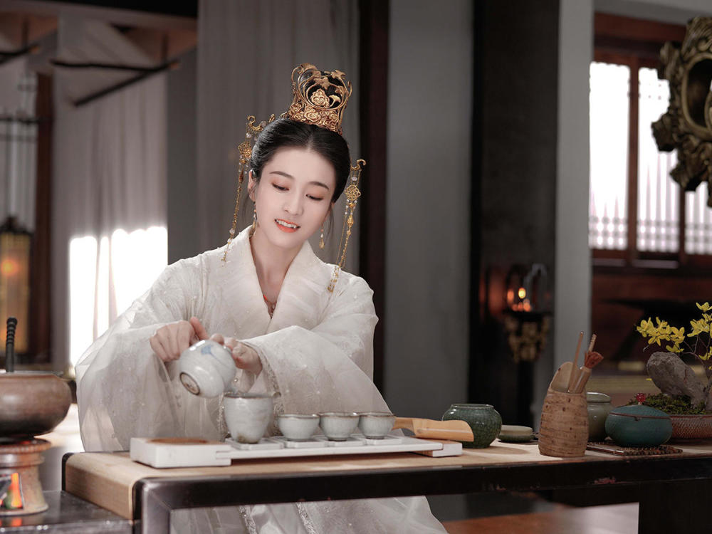 张雪迎穿刺绣长裙,剪短发难掩淑女优雅,网友:妹妹好有气质!