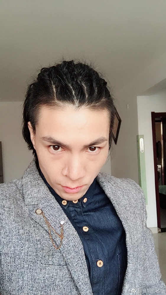 还记得《毛骗》里的包哥吗?他现在长这样了