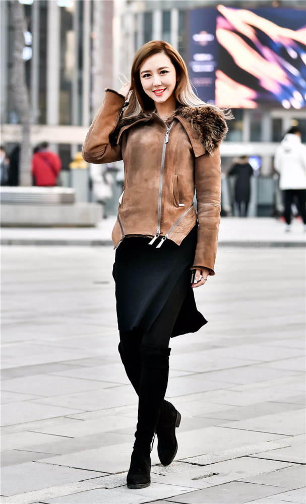 时尚辣妈真会摆拍,双手插兜的模样自信又优雅!