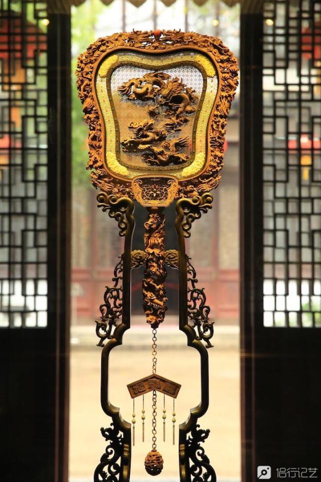 这把扇子用了珍稀木材和黄金翡翠,被称"史上最奢华宫扇"