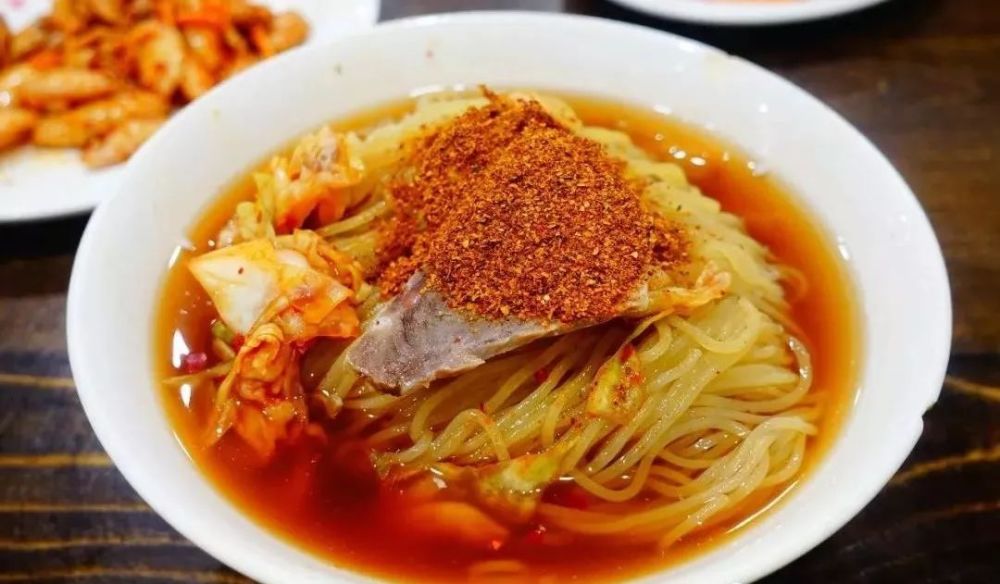 不管是哪一派,东北人鉴定冷面,标准都差不多:必须得有冰碴;必须口味