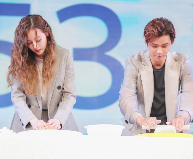 张艺兴主动跟热巴说话:不要互相残杀!有谁注意热巴表情?很真实