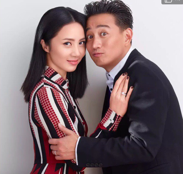 孙莉心情激动,手捧鲜花不停合影,黄磊老婆3连拍表情尽显幸福!