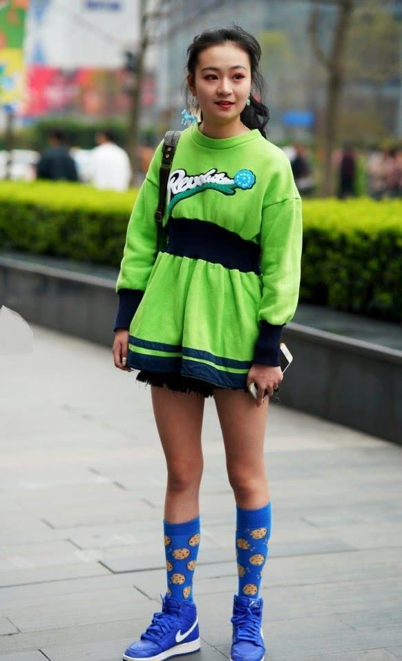 穿aj配超长的袜子,这个小姐姐是怎么想的?