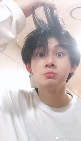 姚琛的腿太壕了吧?故意将裤子撕成“割肉裤”，网友:00后福利