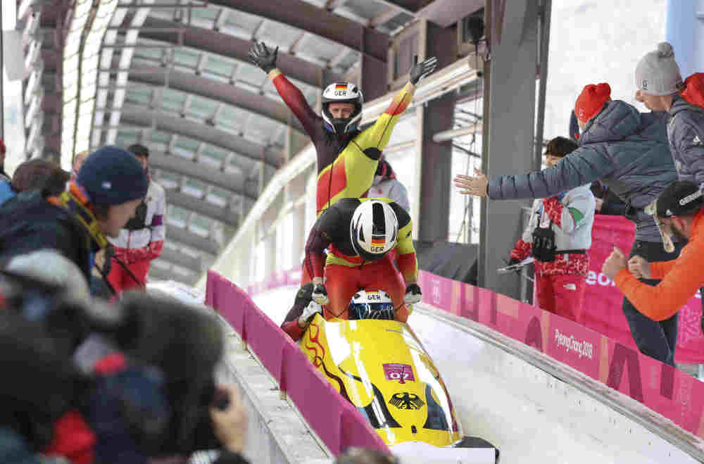 雪車比賽規則較為簡單,選手先推車起跑,然後跳到雪車上沿賽道下滑,用