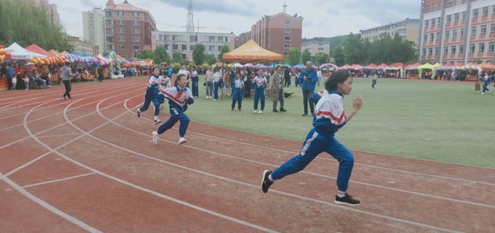 白山市实验小学的孩子们在赛场上奔跑