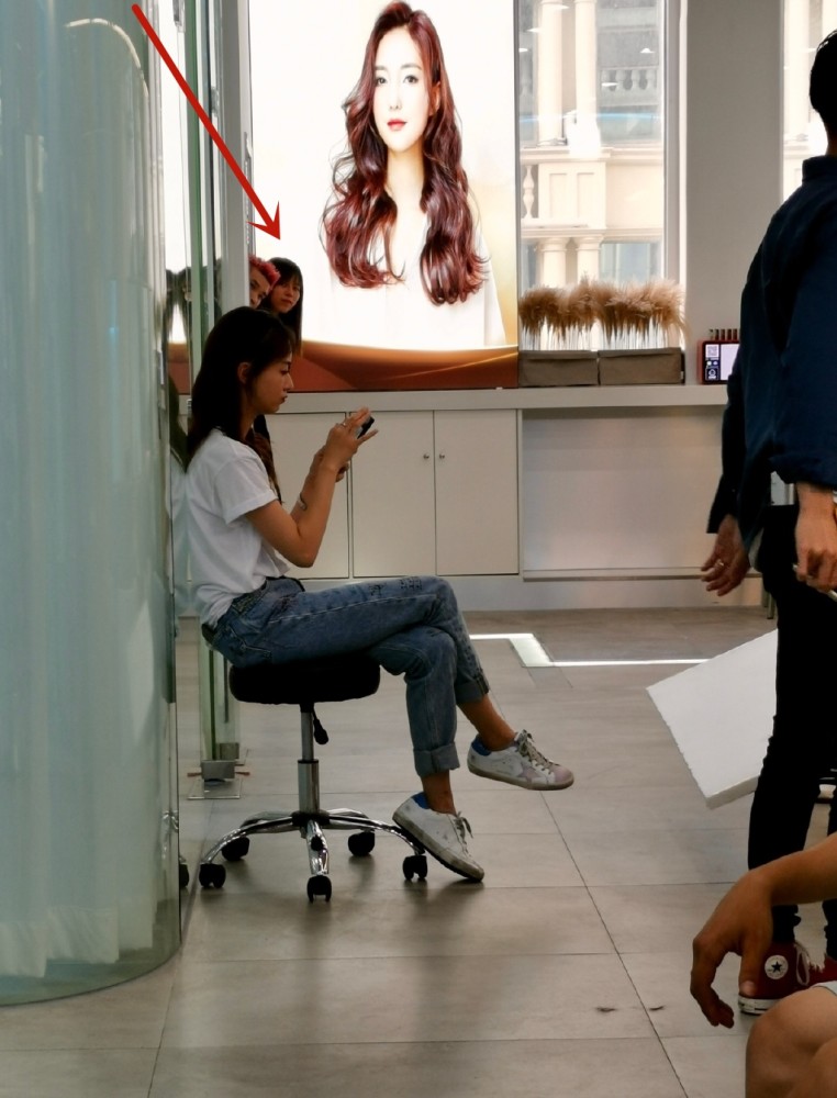 网友商场偶遇吴谨言拍戏,真人又瘦又有气质引路人偷看