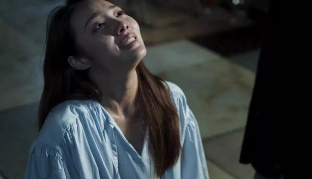 她是最悲惨的女演员,从头到尾都在哭,领盒饭的瞬间多少人落泪?