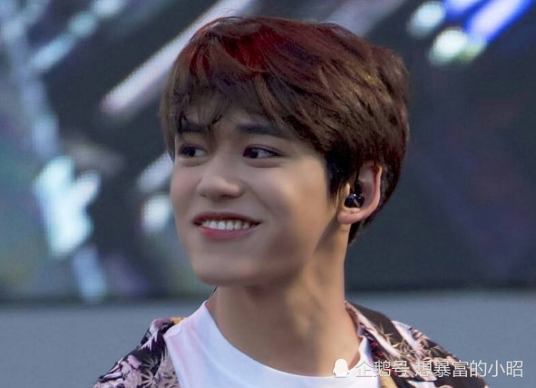 黄旭熙童年照曝光整没整容一看便知网友经历了啥