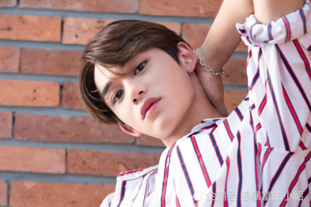 黄旭熙童年照曝光整没整容一看便知网友经历了啥