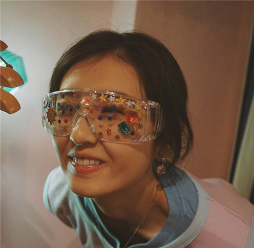张子枫晒少女日常照,"贴纸眼镜"引人注意,果然只是摆拍啊!
