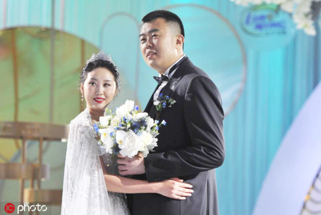 韩德君举办婚礼6月1日,韩德君兑现了"不夺冠就不结婚"的诺言,举办了