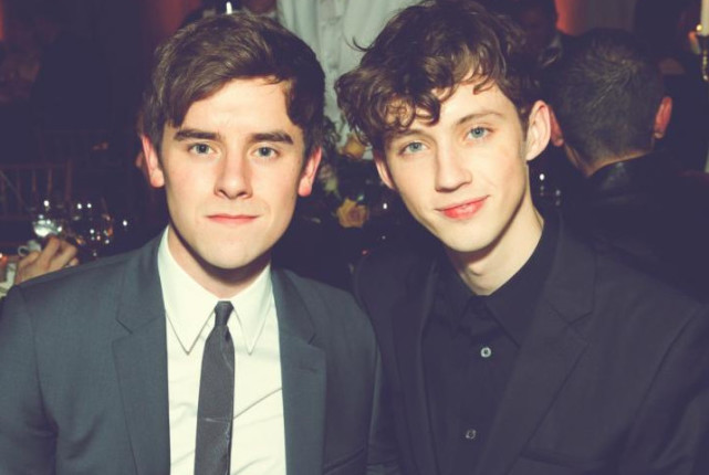 戳爷唯一一首悲伤的歌曲,句句给前男友道歉,00后听完瞬间崩盘